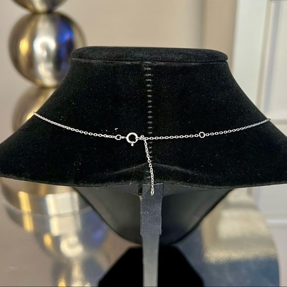 TRIANGLE•DIAMOND DETAIL•NECKLACE - Picture 5 of 5